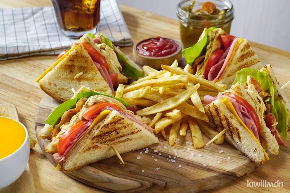 Club Sandwich with chips